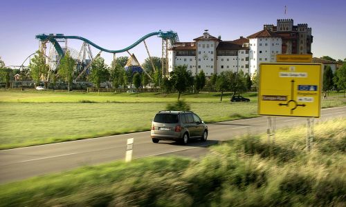 Auto fährt auf die Europa-Park Hotels und den Europa-Park zu