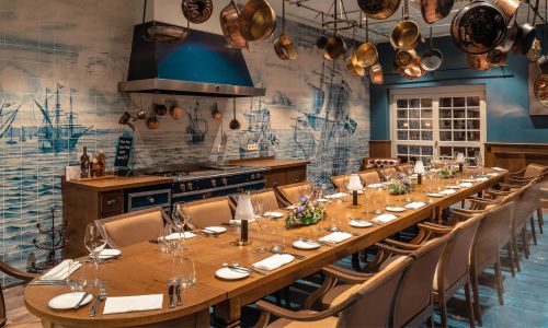 Langer Captains Table an Bord des TRE KRØNEN im Kronasar