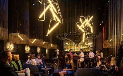 Gäste genießen das Wine Bar Package beim Aufenthalt in der Eatrenalin Bar