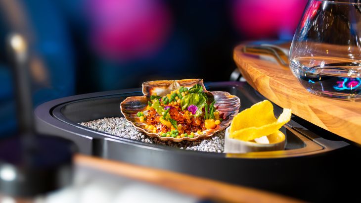 Kunstvoll inszenierter Gang beim Eatrenalin Dinner im Raum Ocean.