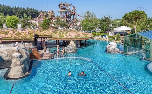 Gasten spetteren vrolijk rond in het grote buitenbad Svømmepøl in Rulantica.