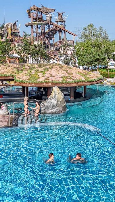 Guests are splashing about happily in the large outdoor pool, Svømmepøl, at Rulantica.