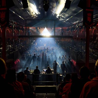Die spanische Arena ist dunkel, bis auf das Licht der Bühne.