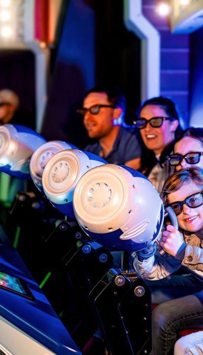 Familie sitzt im Wagen von GRAND PRIX EDventure