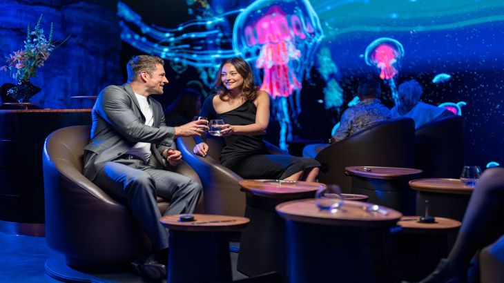 Paar stößt im Raum Ocean im Eatrenalin an.