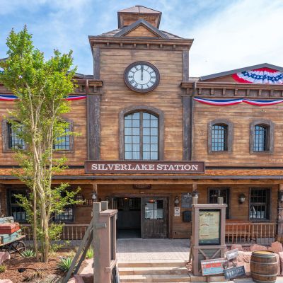 Außenansicht der Diner Station – dem Buffetrestaurant in der Silver Lake City des Europa-Park Erlebnis-Resorts. 