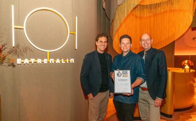 Thomas Mack nimmt den German Design Award 2024 für Eatrenalin entgegen.