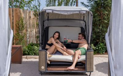 Ein Paar liegt in einer Strand Insel im Rulantica Außenbereich