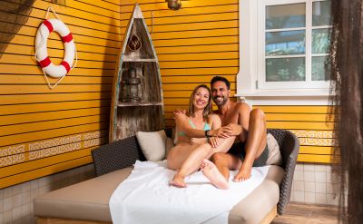 Ein Paar liegt auf dem Komfort Sofa in der Wasserwelt Rulantica