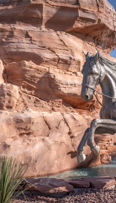 Reiter vor dem Brunnen in der Silver Lake CIty