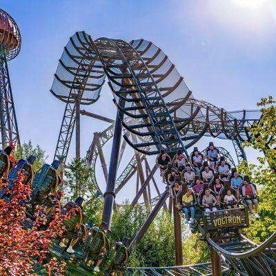 Die Attraktion Voltron Nevera powered by Rimac im Europa-Park im Spätsommer zwischen herbstlichen Bäumen.